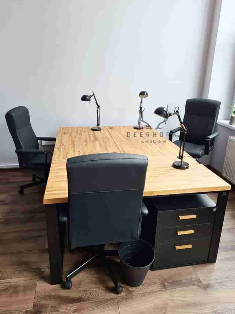 Schreibtische aus Holz und Metall im modernen, industriellen Loft-Stil