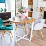 stol_bialy_z_drewnianym_blatem