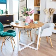 stol_bialy_z_drewnianym_blatem