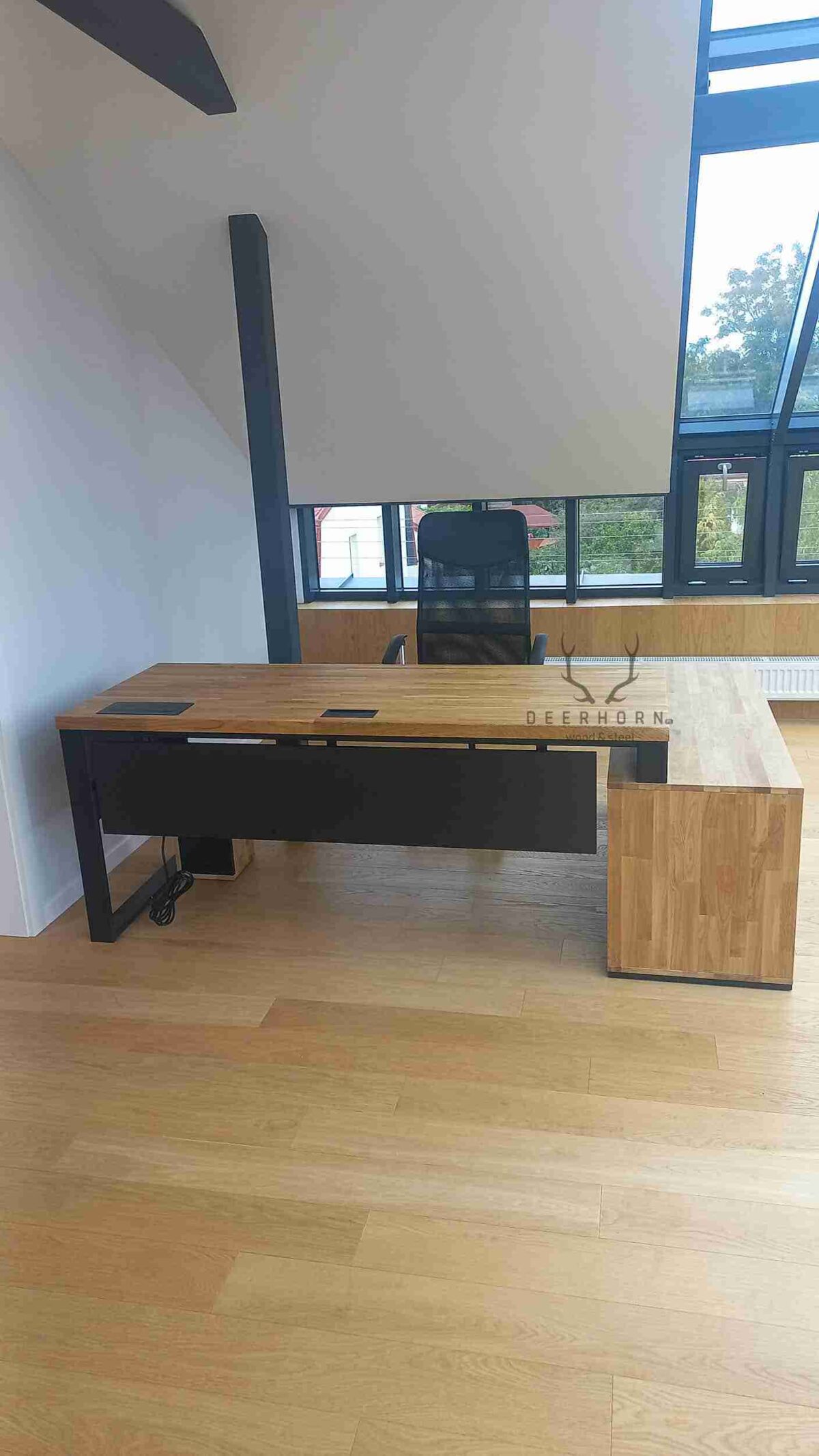 Loft-Schreibtisch aus Holz und Metall. Schreibtisch mit Rollcontainer