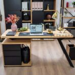 Schreibtisch mit Holzplatte