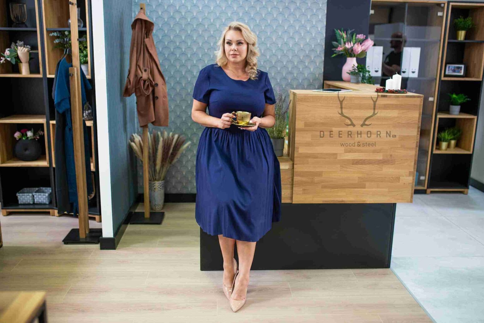 Empfang_nave_mit_Holz Eck-Empfangstheke aus Holz