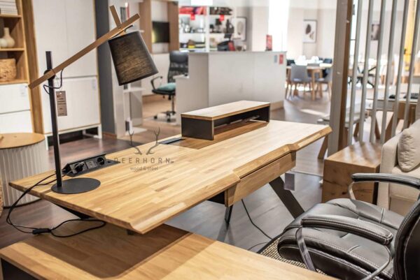 Schreibtisch mit Holz