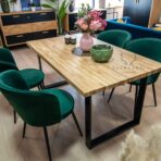 Tisch auf Metallbeinen