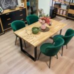 Tisch aus Holz und Metall