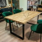 Tisch aus Metall und Holz