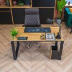 Schreibtisch aus Massivholz