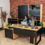 Schlanker Schreibtisch mit dicker Platte