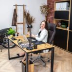 Schreibtisch aus Holz und Metall