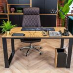 Schreibtisch mit hinterschnittener Platte