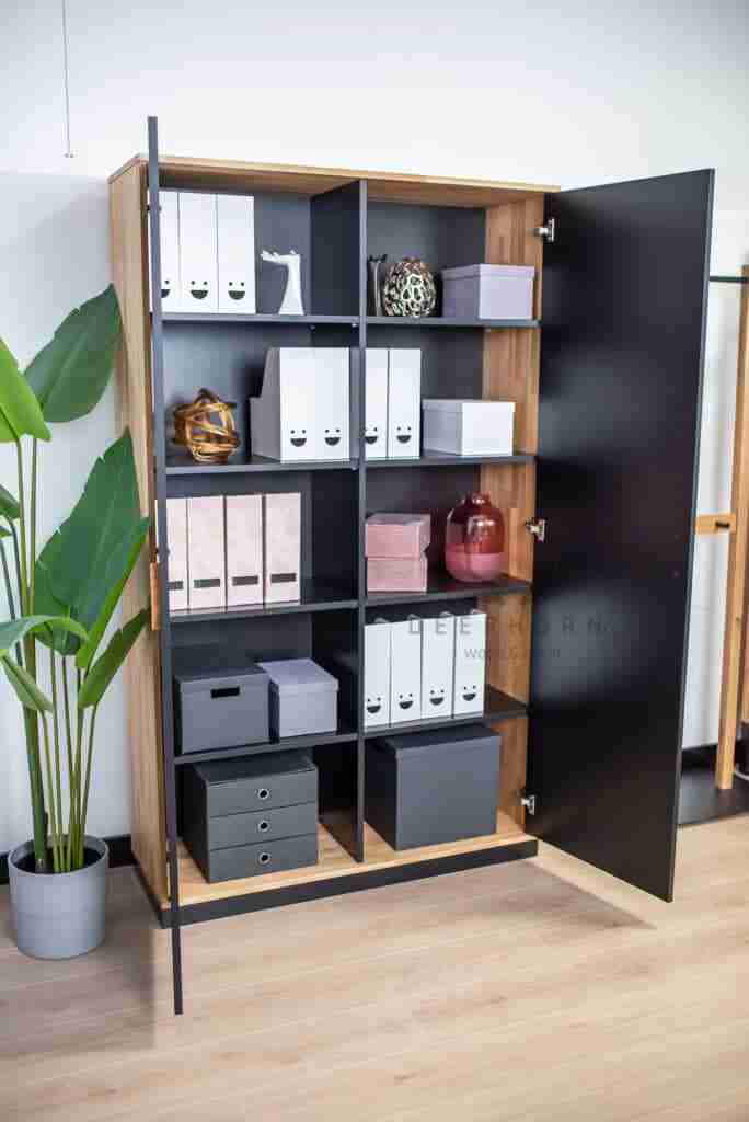 Schrank mit Regalen