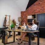 Holzschreibtisch mit Metall