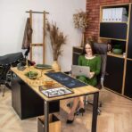 Schreibtisch mit schlanker Platte