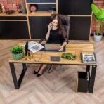 Schreibtisch aus Holz und Metall
