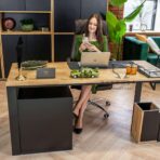 Schreibtisch mit Rollcontainer