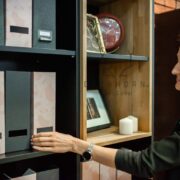 Holzkleiderschrank