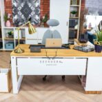 Schreibtisch für Büro