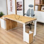 Schreibtisch aus Holz