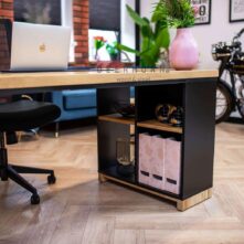 Schreibtisch aus Holz