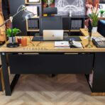 Schreibtisch_aus_Holz_und_Metall