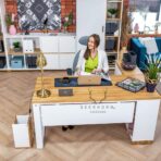 Schreibtisch mit Holzplatte