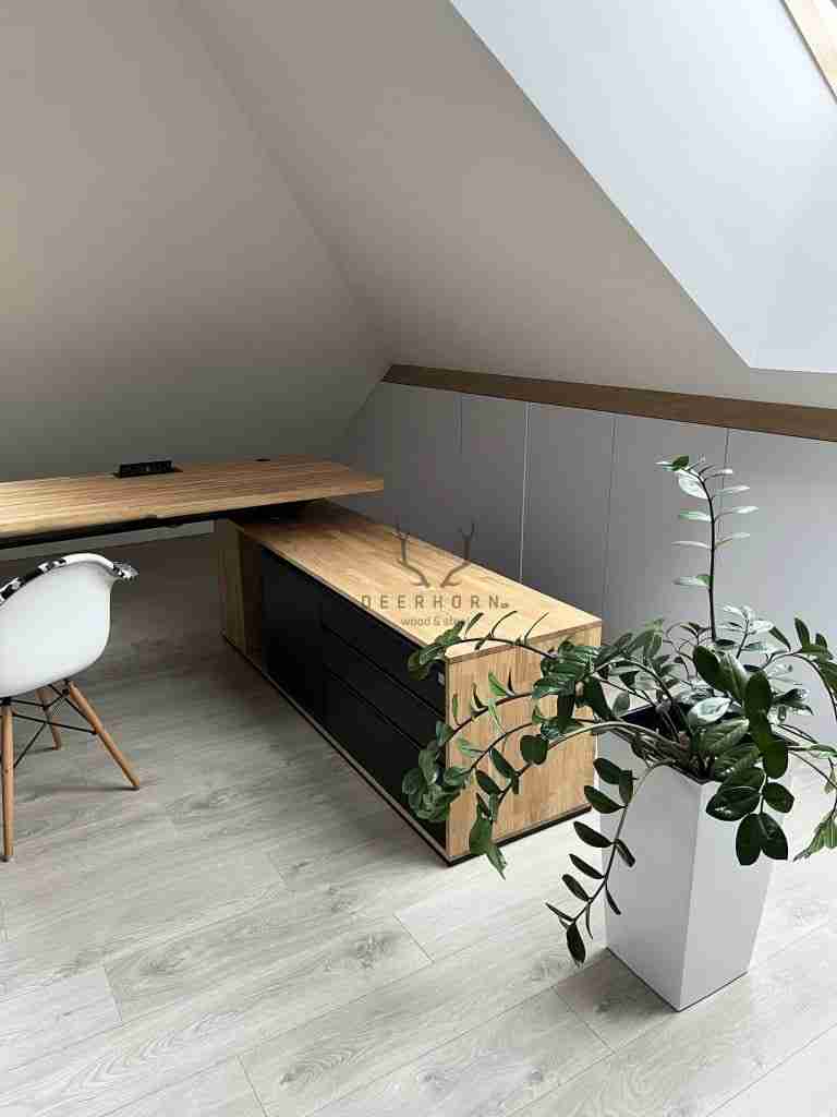 Langer Schreibtisch mit Holzplatte und Loft-Sockel