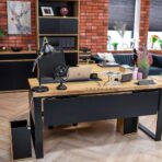 Schreibtisch mit Abdeckungen