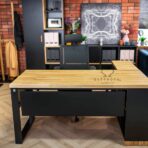 Schreibtisch mit Abdeckungen