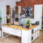 Schreibtisch mit Regalen