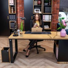 Schwarzer Schreibtisch mit Holz und Bücherregal