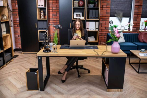 Schwarzer Schreibtisch mit Holz und Bücherregal