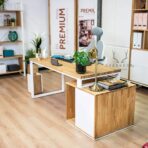 weißer Loft-Schreibtisch