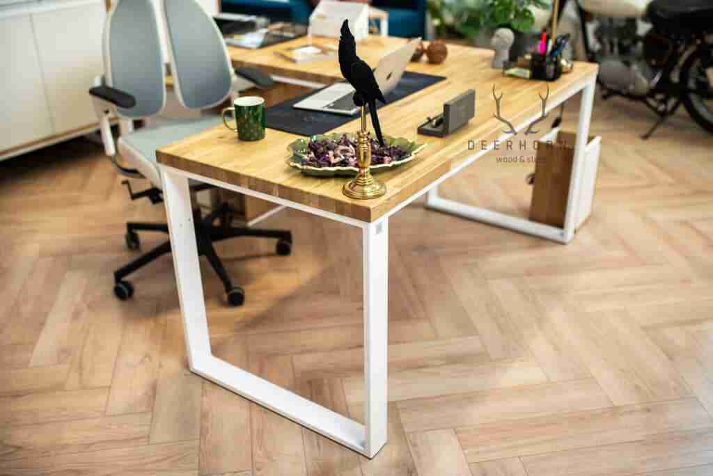Weißer Eckschreibtisch mit Holzplatte und Sockel?