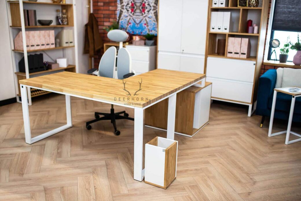 Weißer Eckschreibtisch mit Holzplatte und Sockel?