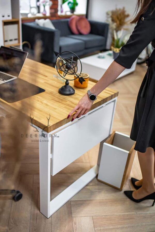 Schreibtisch mit massiver Platte
