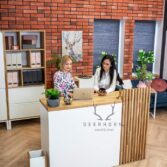 ein kleiner Empfangsbereich für ein Kosmetikstudio