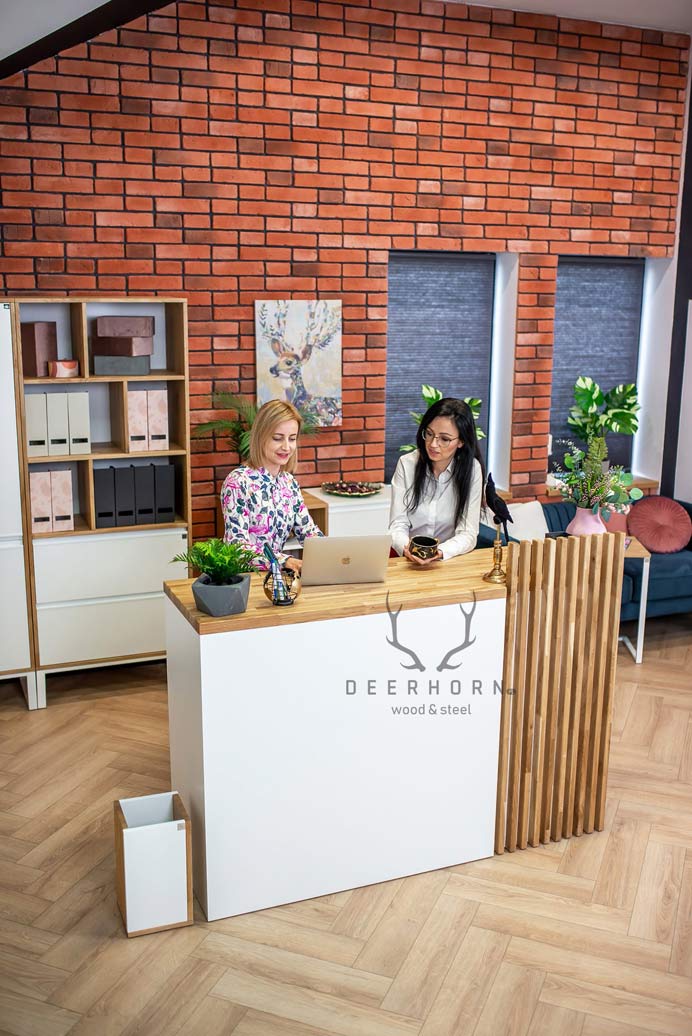 ein kleiner Empfangsbereich für ein Kosmetikstudio