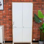 Holzkleiderschrank