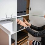 Schrank mit Regalen