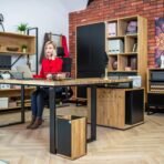 Eckschreibtisch für das Büro
