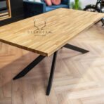 Tisch Holz mit schwarzen Beinen