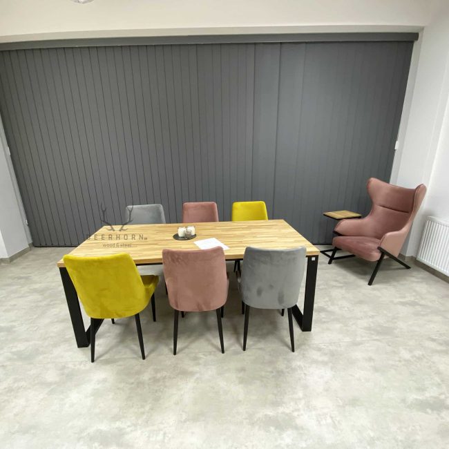Tisch mit Holzplatte