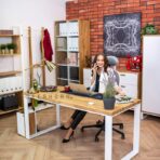 weißer Schreibtisch für die Arbeit zu Hause