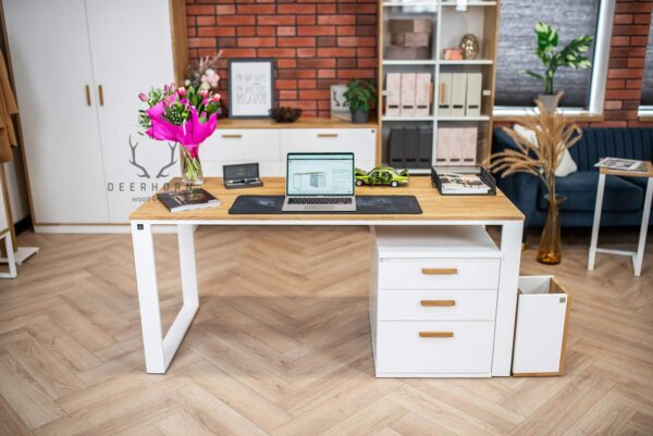 Skandinavischer Schreibtisch mit Schubladen