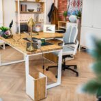 Schreibtisch aus Metall und Holz