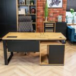 Schreibtisch mit Kabeldurchführungen