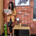 schwarzer Sockel unter dem Schreibtisch