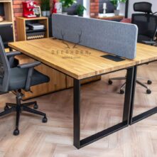 Schreibtisch mit Trennwand