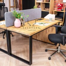 Schreibtisch mit Trennwand