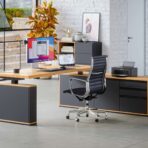 moderner Eckschreibtisch für sitzende und stehende Arbeit